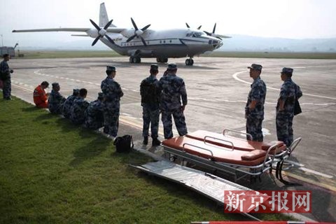 中國空軍啟用了運8運輸機對災區實行200臺柴油發電機運輸
